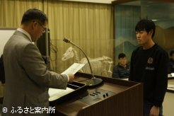 中西信吾場長からひとりひとりに修了証書が手渡された