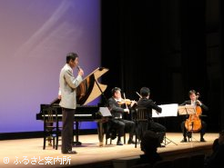 「さらばハイセイコー」を歌う岡田繁幸さんと演奏するノンノン・マリア