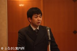 主催者を代表して挨拶する日本軽種馬青年部連絡協議会の辻陽会長