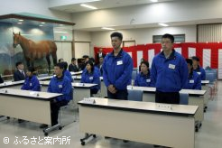 緊張の面持ちで開講式に臨む第37期生