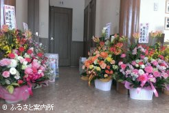 事務所にはたくさんの花が届けられていた