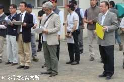 審査委員を務めた4名。左から中西信吾場長(日本軽種馬協会静内種馬場)、山野辺啓場長(JRA日本中央競馬会日高育成牧場)、三坂盛雄調教師(東京都トレーナー倶楽部)、桧森邦夫調教師(北海道調騎会)