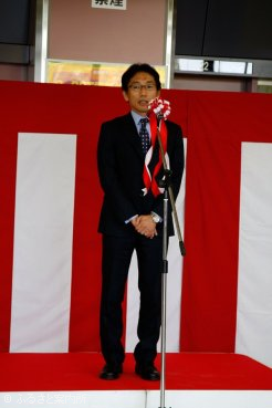 挨拶する谷崎潤札幌競馬場長