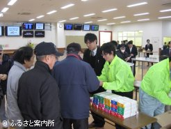 オープン初日は先着100名にボックスティッシュと競馬新聞がプレゼントされた