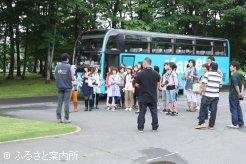 社台スタリオンステーションに到着したツアー一行