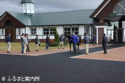 種牡馬を見学する受講生7名