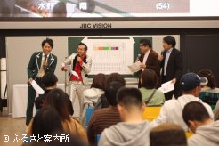 予想を披露したTHE TON-UP MOTORSの上杉周大さん(写真左から2人目)と井上仁志さん(写真左)
