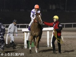 見事1番人気に応え、安堵の表情を見せる人馬
