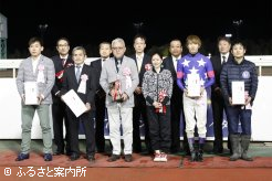 プレゼンターのプロ卓球選手・四元奈生美さんと共に記念撮影