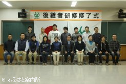晴れやかな表情で記念写真に収まる関係者