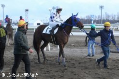 勝利を出迎える陣営