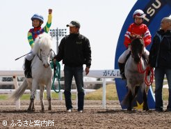 記念撮影でガッツポーズを見せる谷口さん