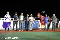 駆けつけた関係者も喜びの表情