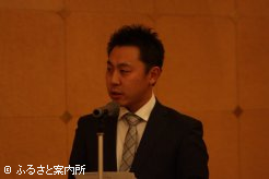 講演会を前に主催者を代表して挨拶する上水厚日本軽種馬青年部連絡協議会副会長