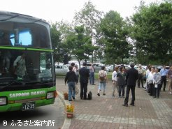 北海道市場に到着したツアー一行