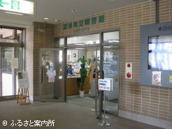 写真展が開催されている浦河町立図書館