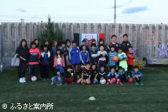 ジュニアサッカー教室に参加した小学生たち