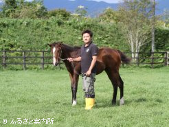 シャイニングサヤカの半弟(牡、当歳、父プリサイスエンド)と生産者の伏木田修さん