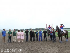 ミスシンザンと一緒に口取り写真