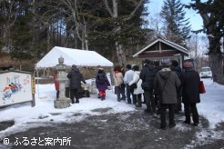 ツアー客や参列者には甘酒がふるまわれた