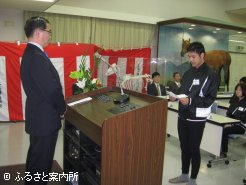 研修生宣誓。12名の強い意志を読み上げた
