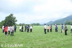 研修の場となるグラス坂路馬場を見学
