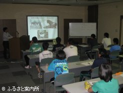 JRA日高育成牧場の頃末憲治氏による講義。クイズ形式を交え、ウマについてのイロハを教えた