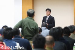 質問に答えるJRA馬事部防疫課の額田紀雄課長