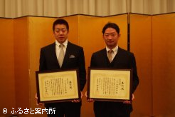 北海道競馬記者クラブの｢年度代表馬賞｣を受賞したハッピースプリント号の辻牧場･辻助さん(写真左)とレオニダス号の吉田正志さん(代理出席)