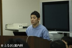 ポリウレタン蹄鉄について説明するJRA日高育成牧場の福藤豪装蹄師