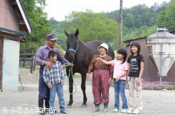 筒井征文さんご一家～セイウンクノイチを囲んで