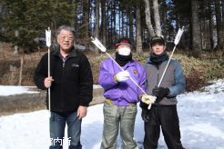 幸運の矢を手にした3人。右から1番矢の後藤誠治さん、2番矢の関本義勝さん、3番矢の高山和士さん