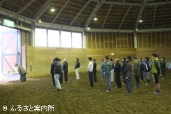 屋内直線馬場南旋回場で行われた馬場清め式