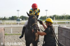 笑顔で握手を交わす阪野騎手