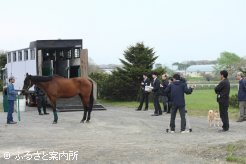 最後の移動には多くの報道陣が訪れた