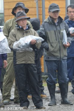 厳しい目で審査する中西信吾場長と平賀敦場長(写真左から)