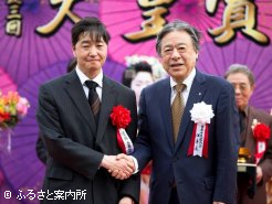 JRA後藤正幸理事長と握手を交わす梁川正普代表