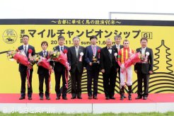 表彰式に立つ戸川洋二代表(向かって左端)