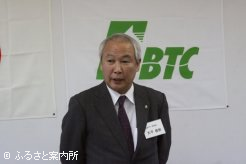 一年間に及ぶ研修の労をねぎらう大平理事長