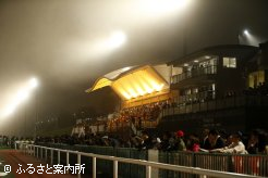 雨も上がり、大勢のファンに見守られながらレースはスタート