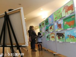 馬の絵コンテストの作品展示