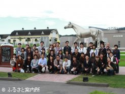 昨年のツアーから～オグリキャップ馬像を背景に記念撮影