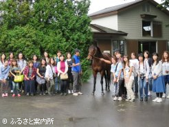 昨年のツアー集合写真(JAみついし提供)