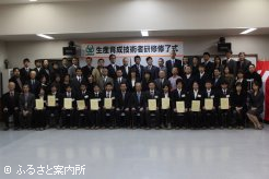 33期生、父兄、関係者を交えての記念撮影