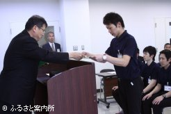伊藤理事長からの修了証書授与。