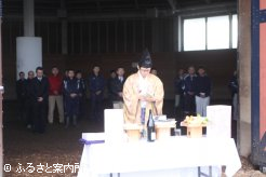 関係者約30人が参列した馬場清め式