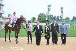 今年のメイクデビュー札幌、最初の勝ち名乗りをあげたのはミスパンテール