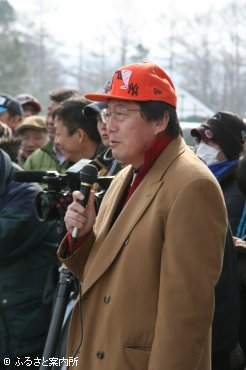 挨拶に立つ西山オーナー