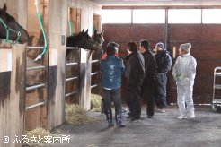 別れを惜しむように集まった関係者