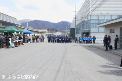 多くの来場者を前にあいさつする平賀敦場長